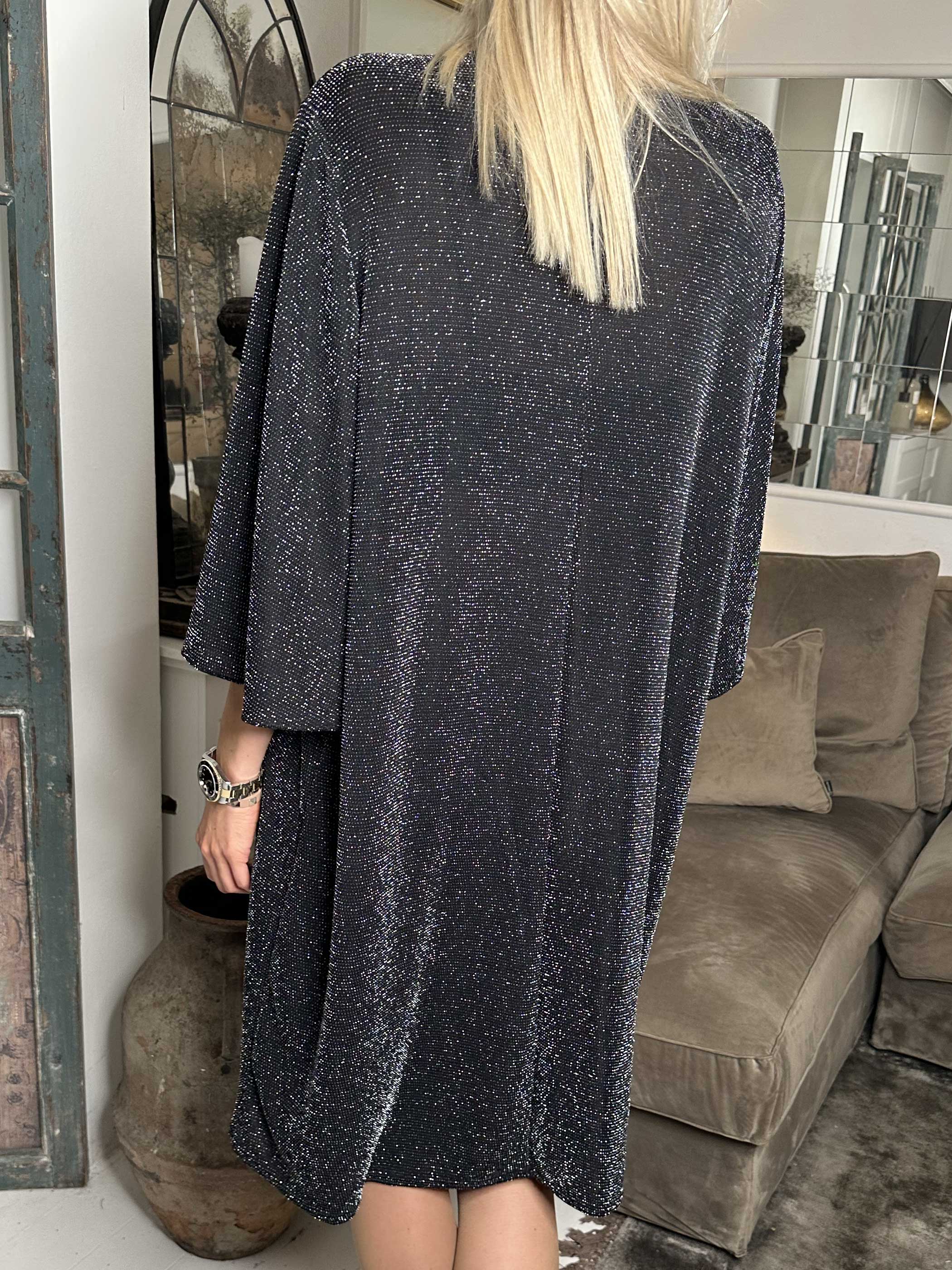 Noemi Glitter - Lös klänning med vida ärmar och glittertrådar